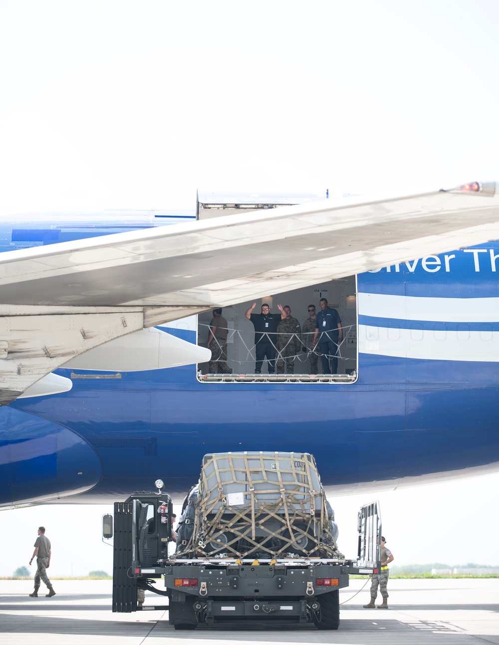 U.S. Air Force personnel loading cargo onto a Boeing 747